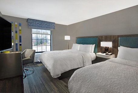Ropa de cama de alta calidad y escritorio . Hampton Inn Westfield