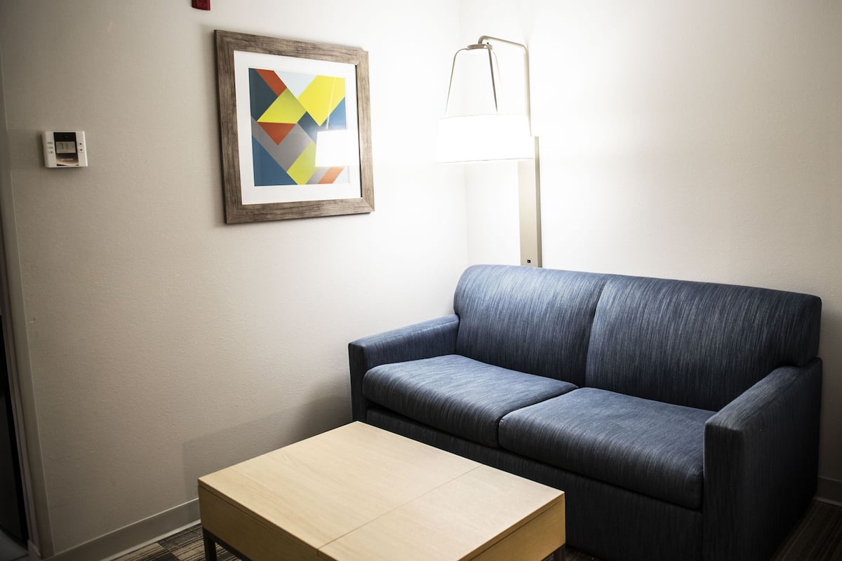 Coffres-forts dans les chambres, bureau, fer et planche à repasser