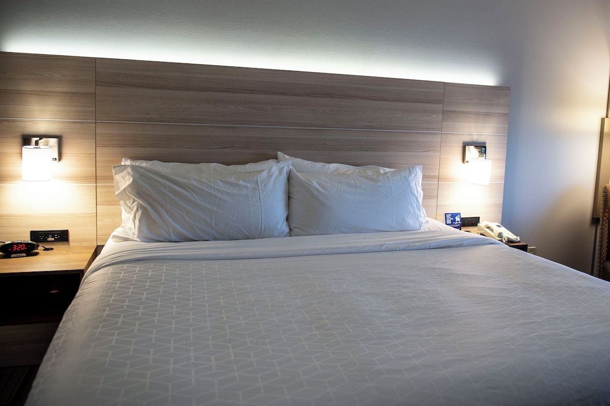 Chambre Standard, 1 très grand lit | Coffres-forts dans les chambres, bureau, fer et planche à repasser