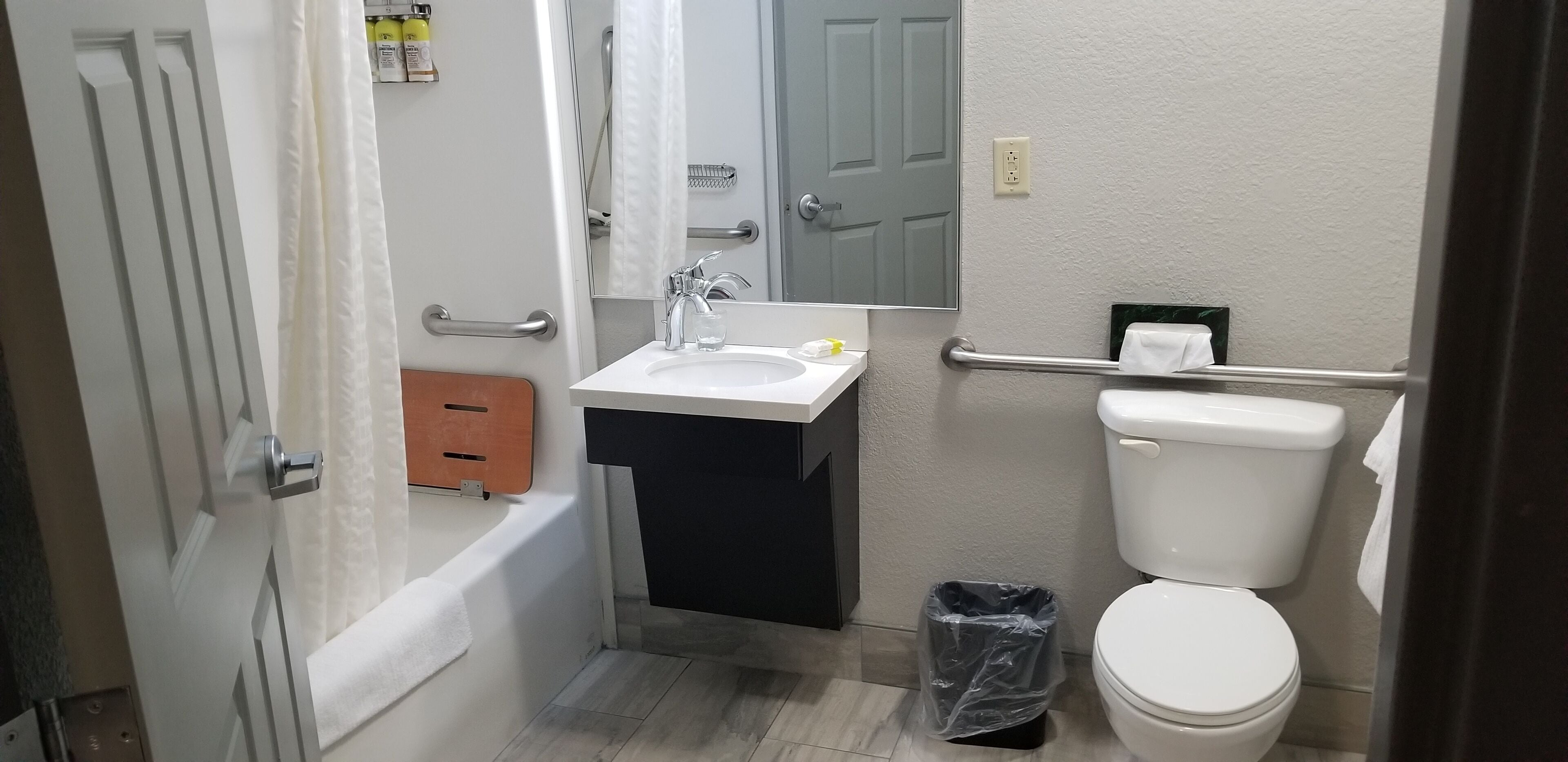 combined shower/bathtub, free toiletries, hair dryer, towels