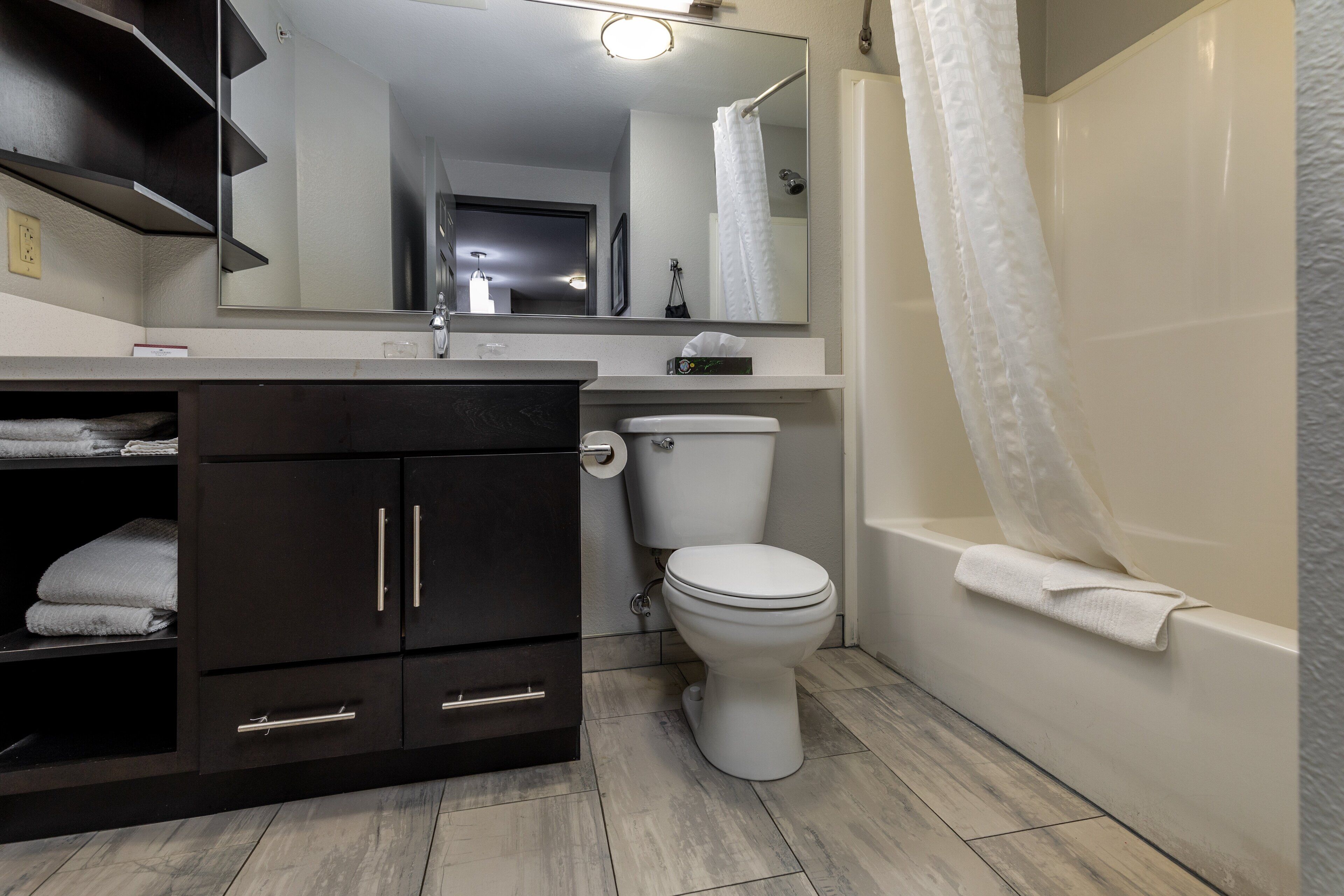 studio suite, 1 queen bed, kitchen | bathroom | combined shower/bathtub, free toiletries, hair dryer, towels