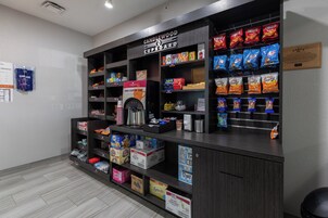 Un bar de aperitivos con diferentes alimentos y una máquina de café.