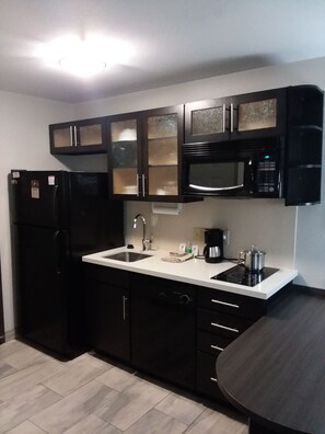 Full-sized fridge, microwave, stovetop, dishwasher - Candlewood Suites Knoxville Airport-Alcoa by IHG (Alcoa)