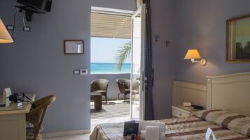 Hypo-allergenic bedding, minibar, in-room safe, desk