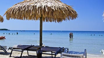Privatstrand, Liegestühle, Sonnenschirme, Sporttauchen