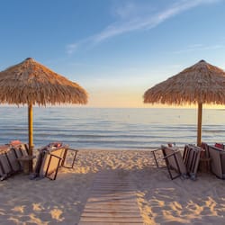 Aan een privéstrand, ligstoelen, parasols, duiken