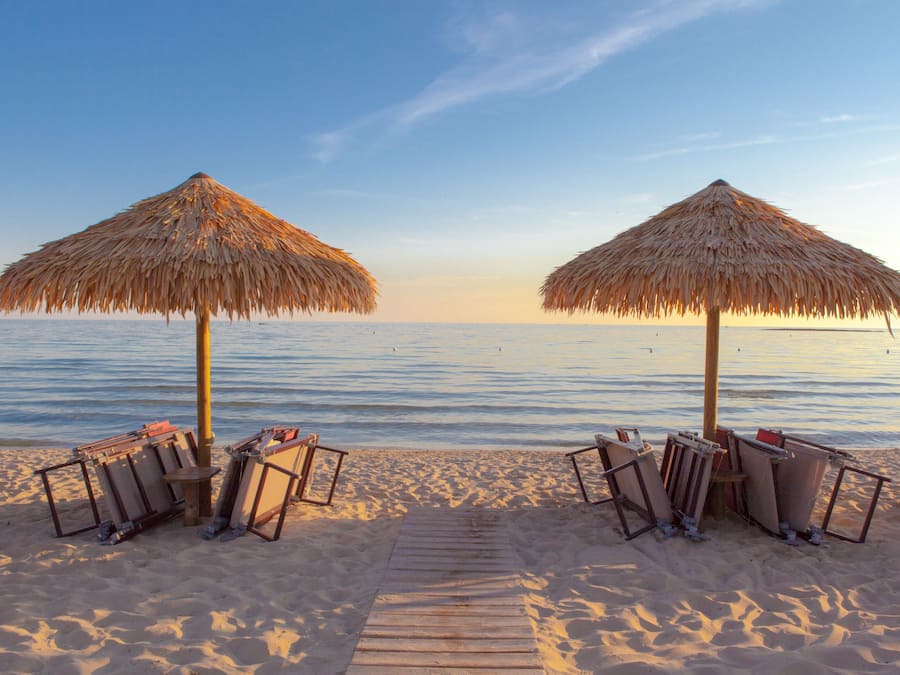 Praia particular, espreguiçadeiras, guarda-sóis
