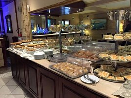 Desayuno con opciones de la cocina local incluido todos los días 