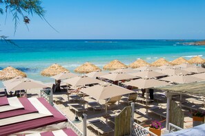 Plage privée, chaise longue, parasol, plongée sous-marine
