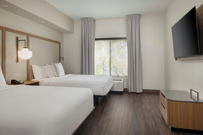 雷克市費爾菲爾德套房飯店