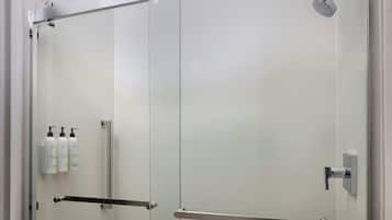 Ducha y bañera combinadas y artículos de higiene personal gratuitos