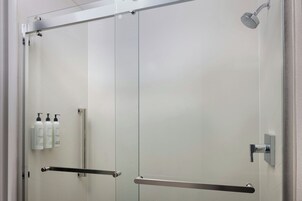 Combined shower/tub, free toiletries, hair dryer, towels