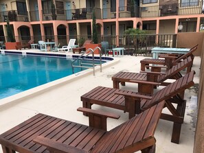 Outdoor pool, open 9:00 AM to 10:00 PM, pool loungers - San Marina Motel (Daytona Beach)