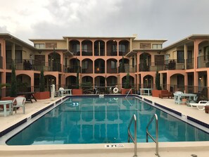 Outdoor pool, open 9:00 AM to 10:00 PM, pool loungers - San Marina Motel (Daytona Beach)