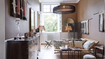 3 restaurants, lunch, dinner served; local and international cuisine