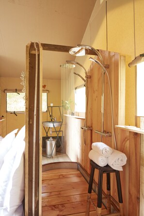 Deluxe Tent, Garden View | Bathroom shower - Le Domaine de Raba (Talence)