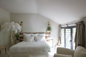 Deluxe Double Room (Le Cygne) | Egyptian cotton sheets, premium bedding, individually decorated - Le Domaine de Raba (Talence)