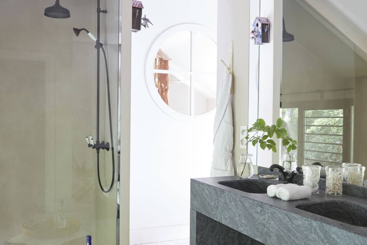 deluxe double room (les oiseaux) | bathroom shower