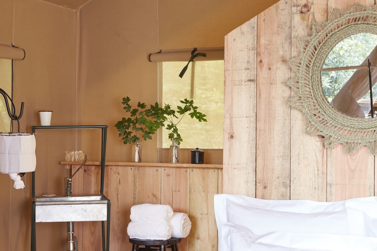 deluxe tent, garden view | room amenity