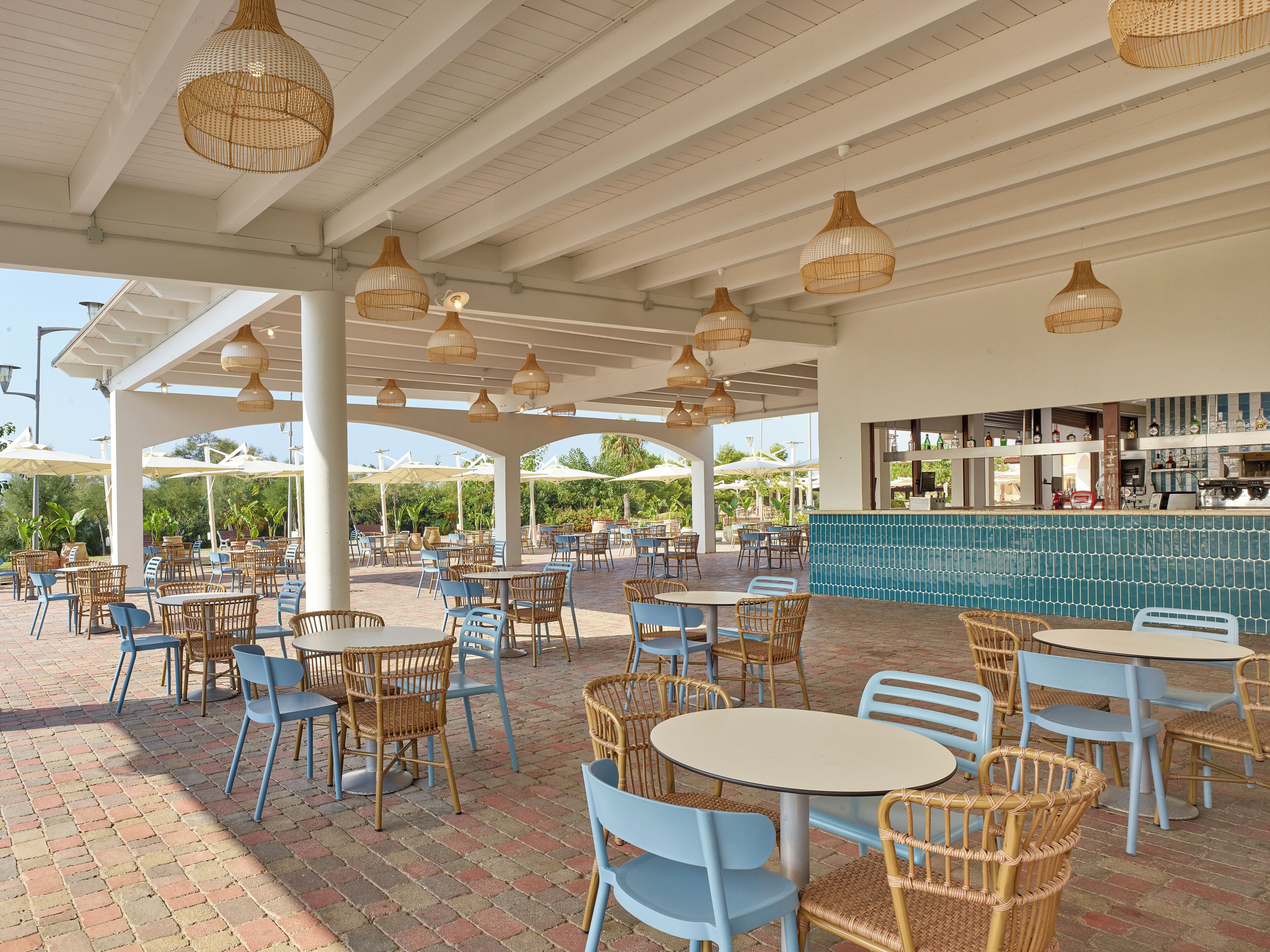 2 bars/lounges, beach bar