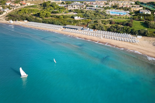 Playa privada, tumbonas, sombrillas y windsurf