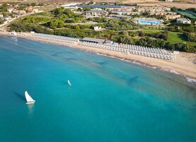 Playa privada, sillas reclinables de playa, sombrillas, windsurf