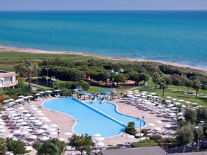 Seasonal outdoor pool, pool umbrellas, sun loungers - Serenusa Resort (Licata)