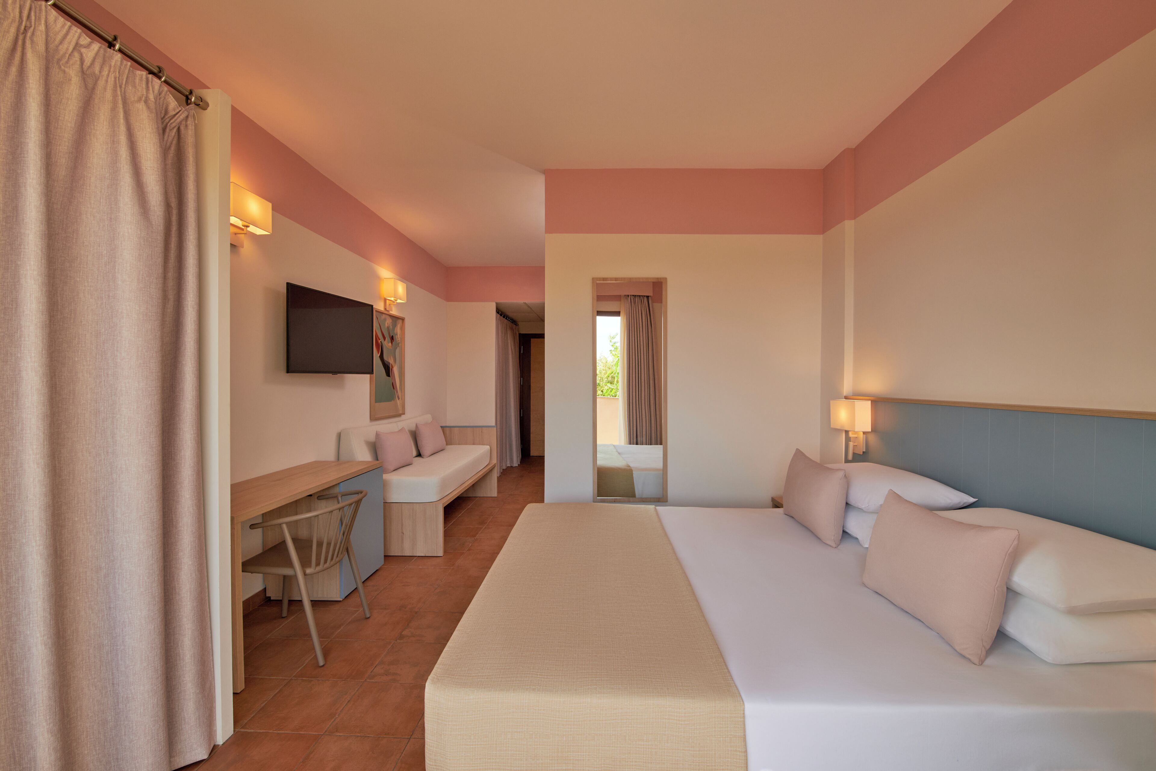 Habitación cuádruple superior, balcón | Caja de seguridad en la habitación, escritorio, wifi y ropa de cama 