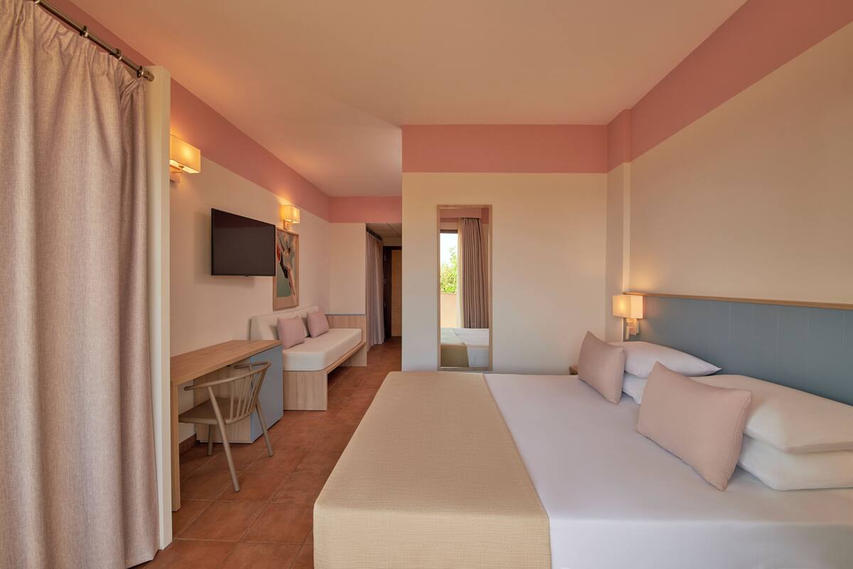 Superior Quadruple Room, Balcony | In-room safe, desk, WiFi, bed sheets
