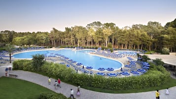 2 outdoor pools, sun loungers