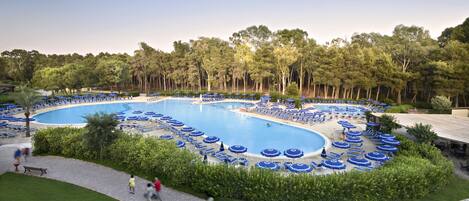 2 outdoor pools, pool loungers