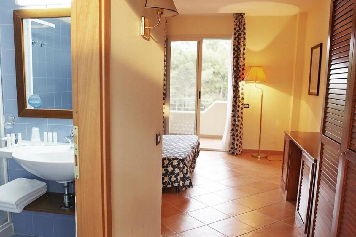Minibar, safe på rommet, skrivebord og barnesenger