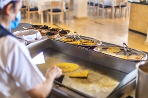 Se ofrece un desayuno bufé (12 EUR por persona)