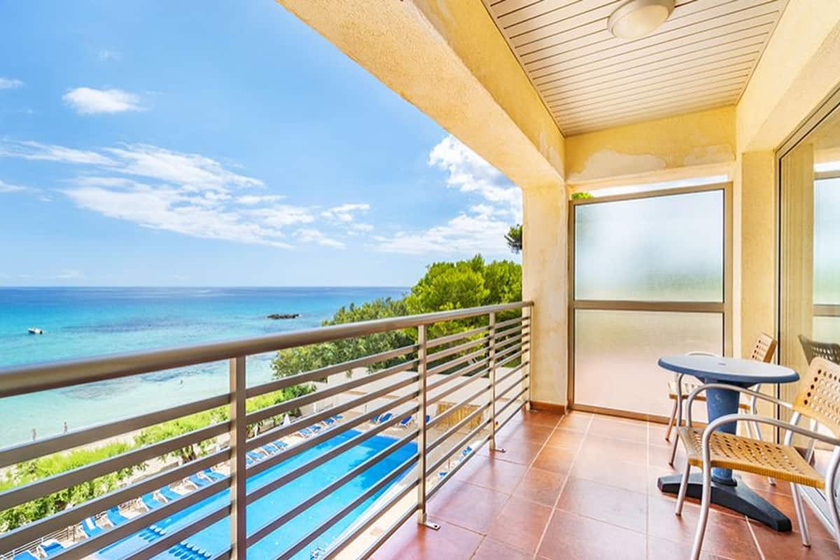 Habitación con 2 camas individuales, vistas al mar | Decoración individual, mobiliario individual, cortinas opacas