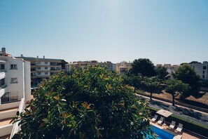 Außenpool, Sonnenschirme, Liegestühle