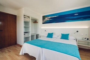 Desk, bed sheets - Hotel THB Dos Playas - Adults Only (Capdepera)