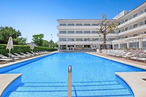 Piscine extérieure, parasols de plage, chaises longues