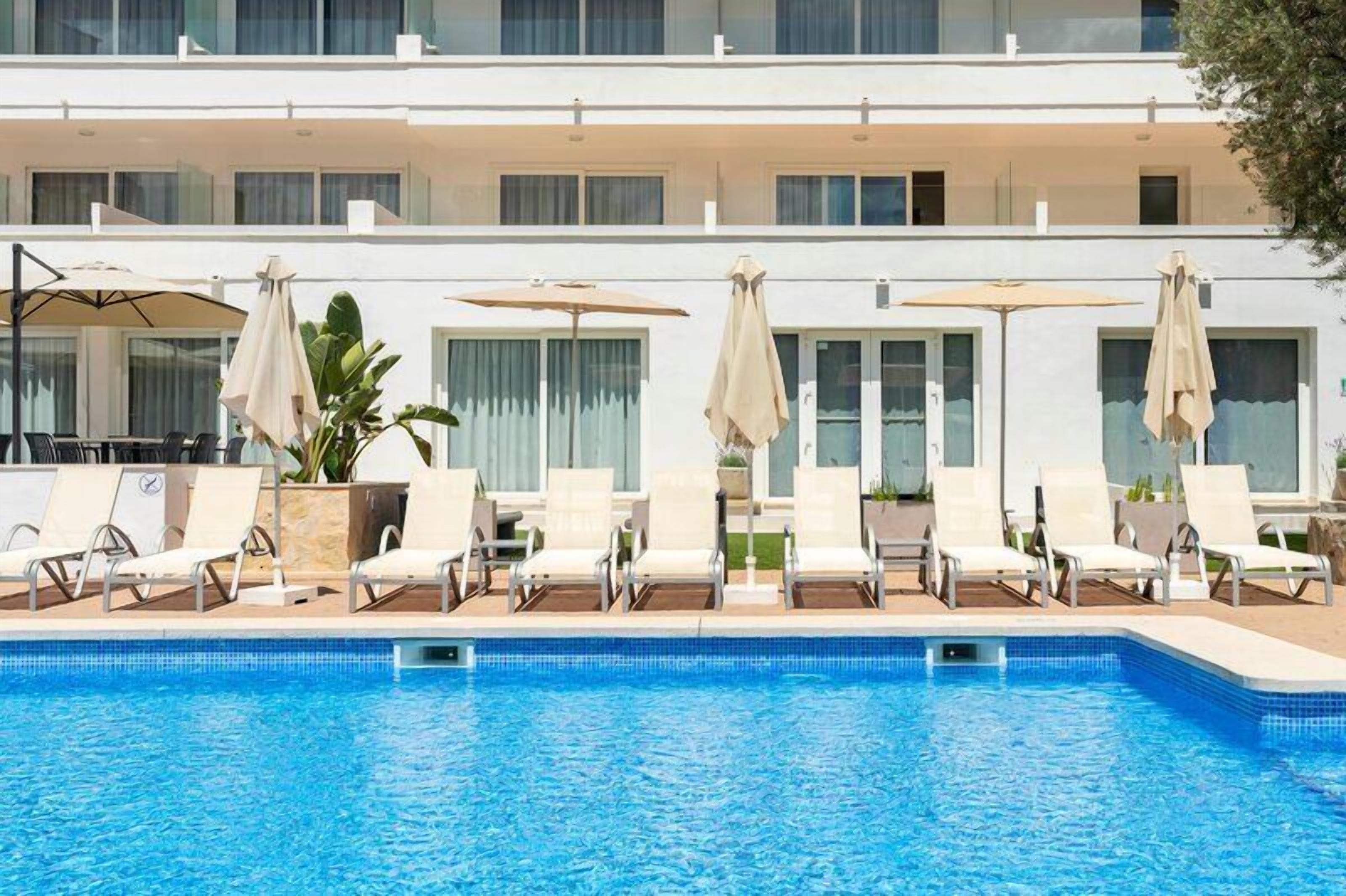 Piscine extérieure, parasols de plage, chaises longues