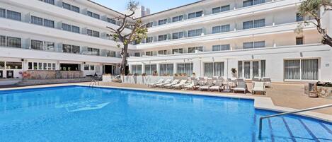 Ulkouima-allas, aurinkovarjoja, aurinkotuoleja