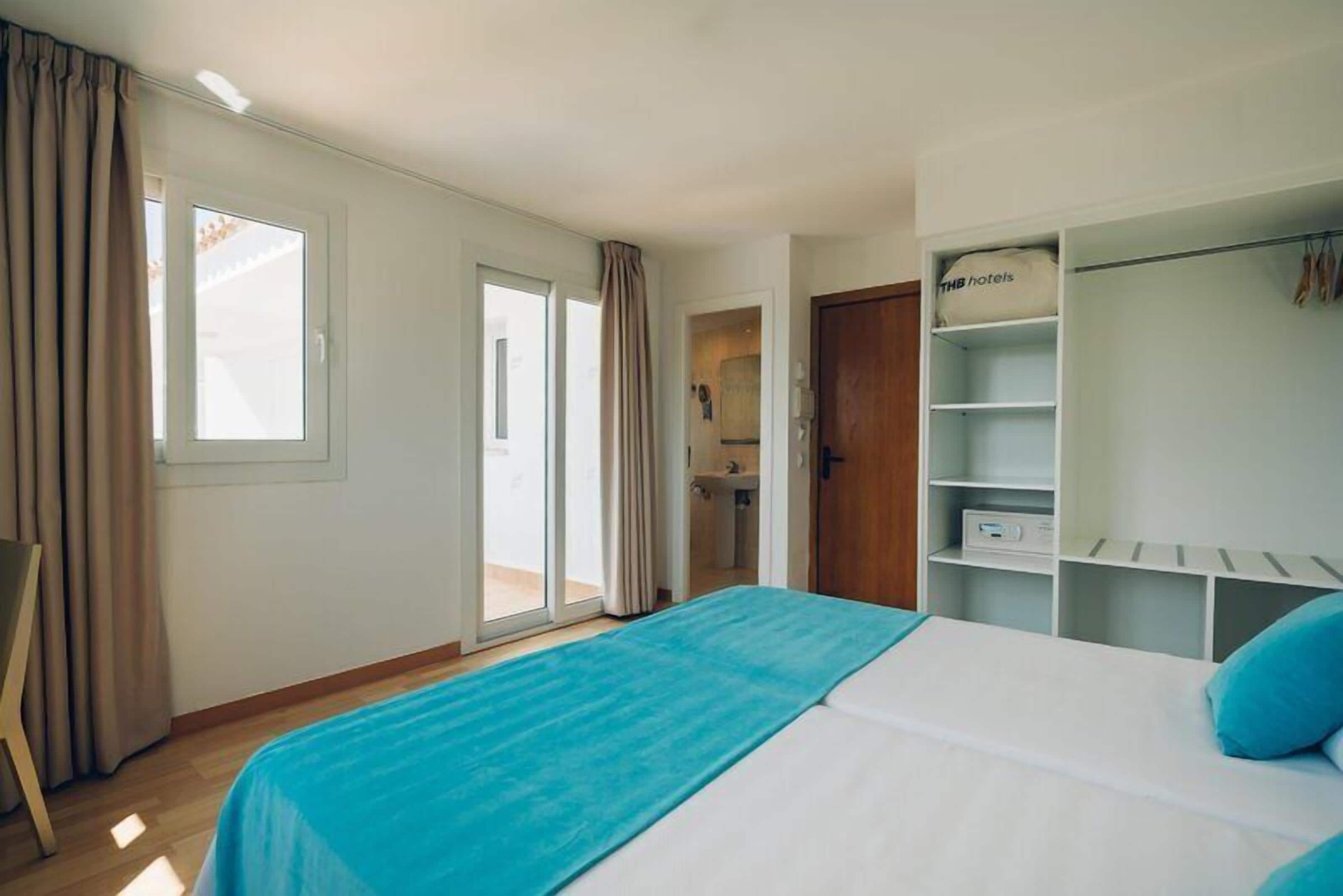 Een bureau, beddengoed