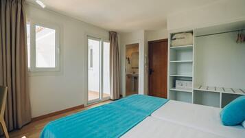 Een bureau, beddengoed