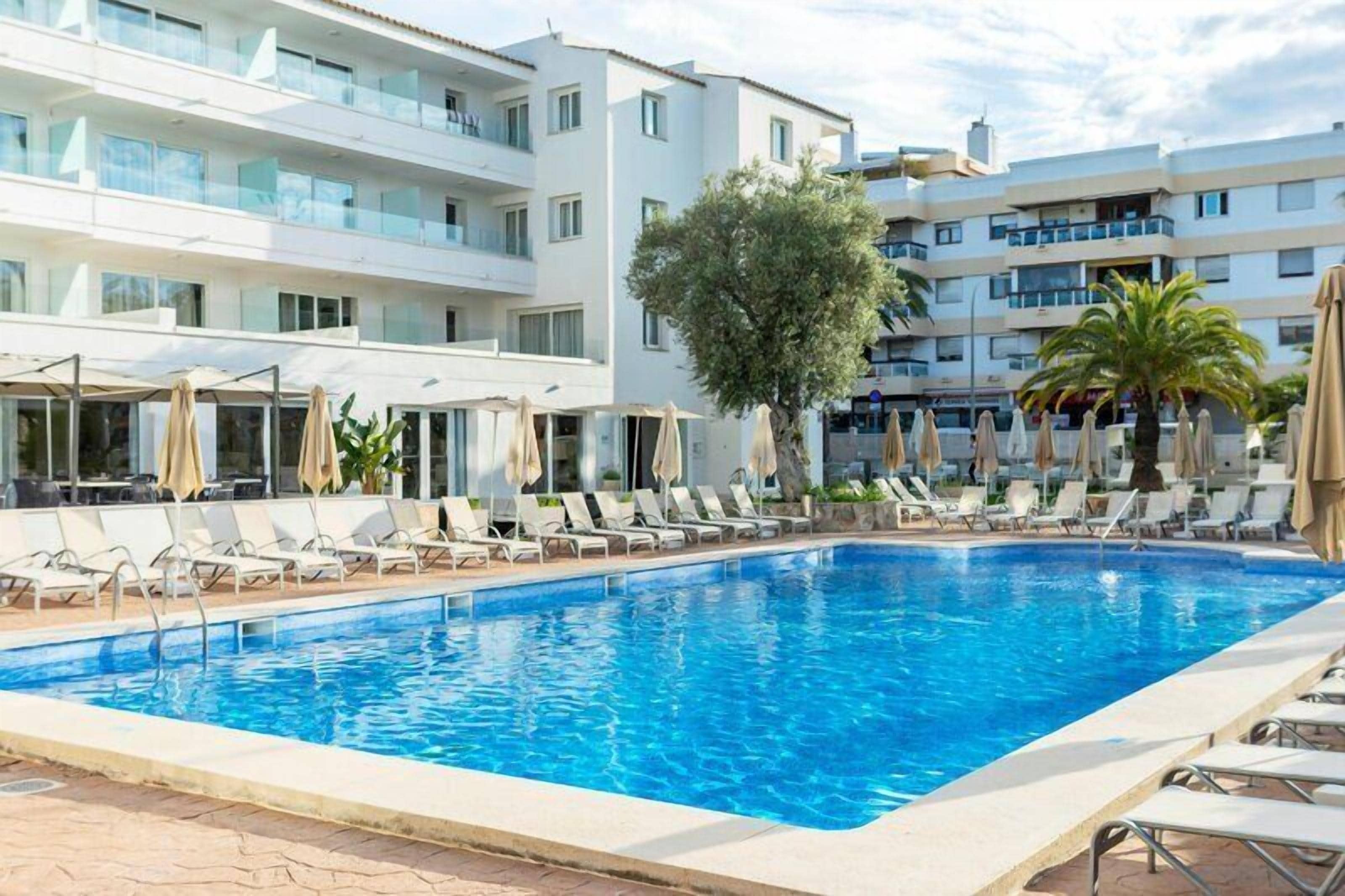 Outdoor pool, pool umbrellas, sun loungers