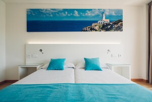 Escrivaninha, roupa de cama