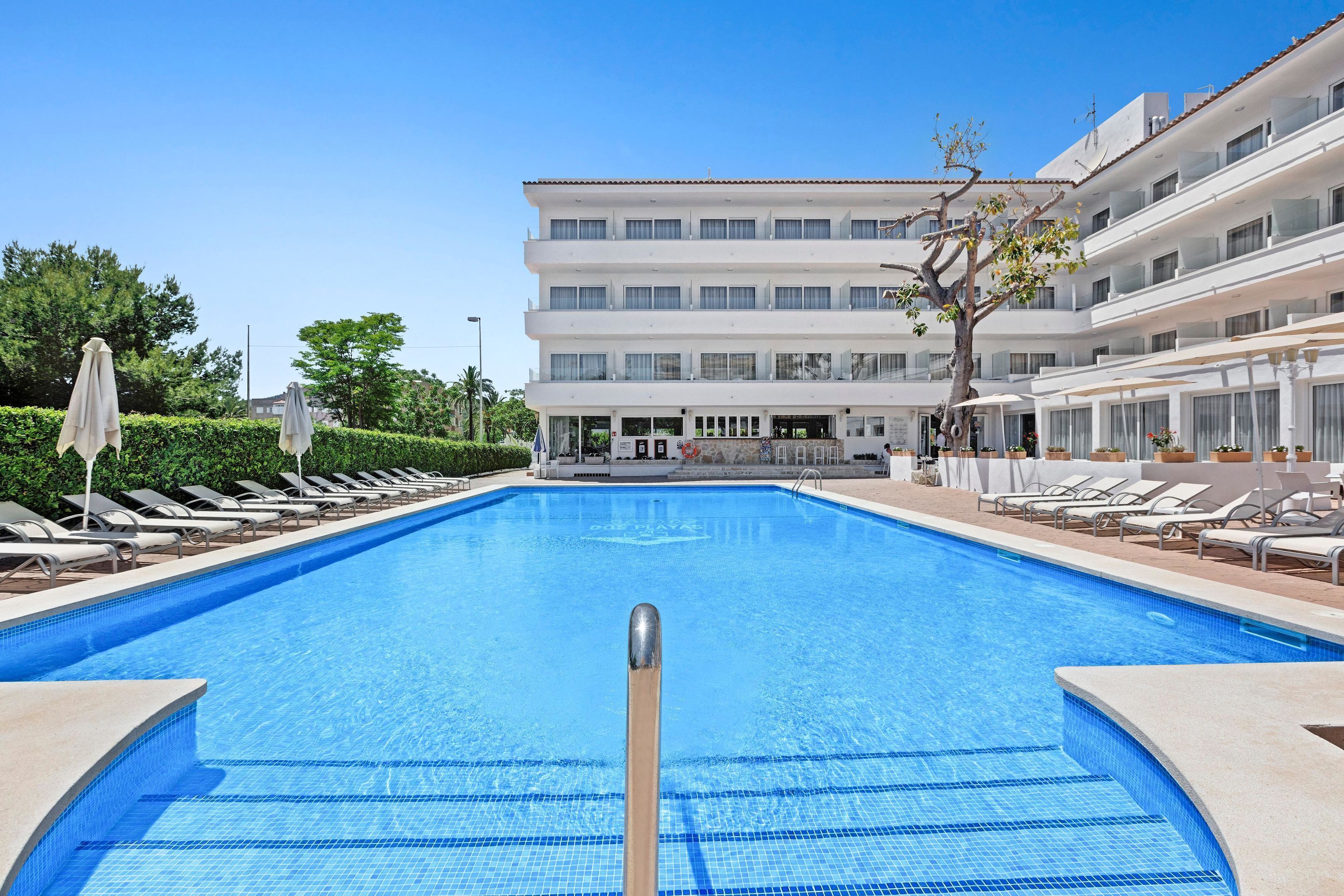 Outdoor pool, pool umbrellas, sun loungers