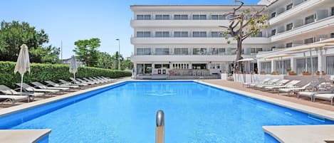 Outdoor pool, pool umbrellas, sun loungers