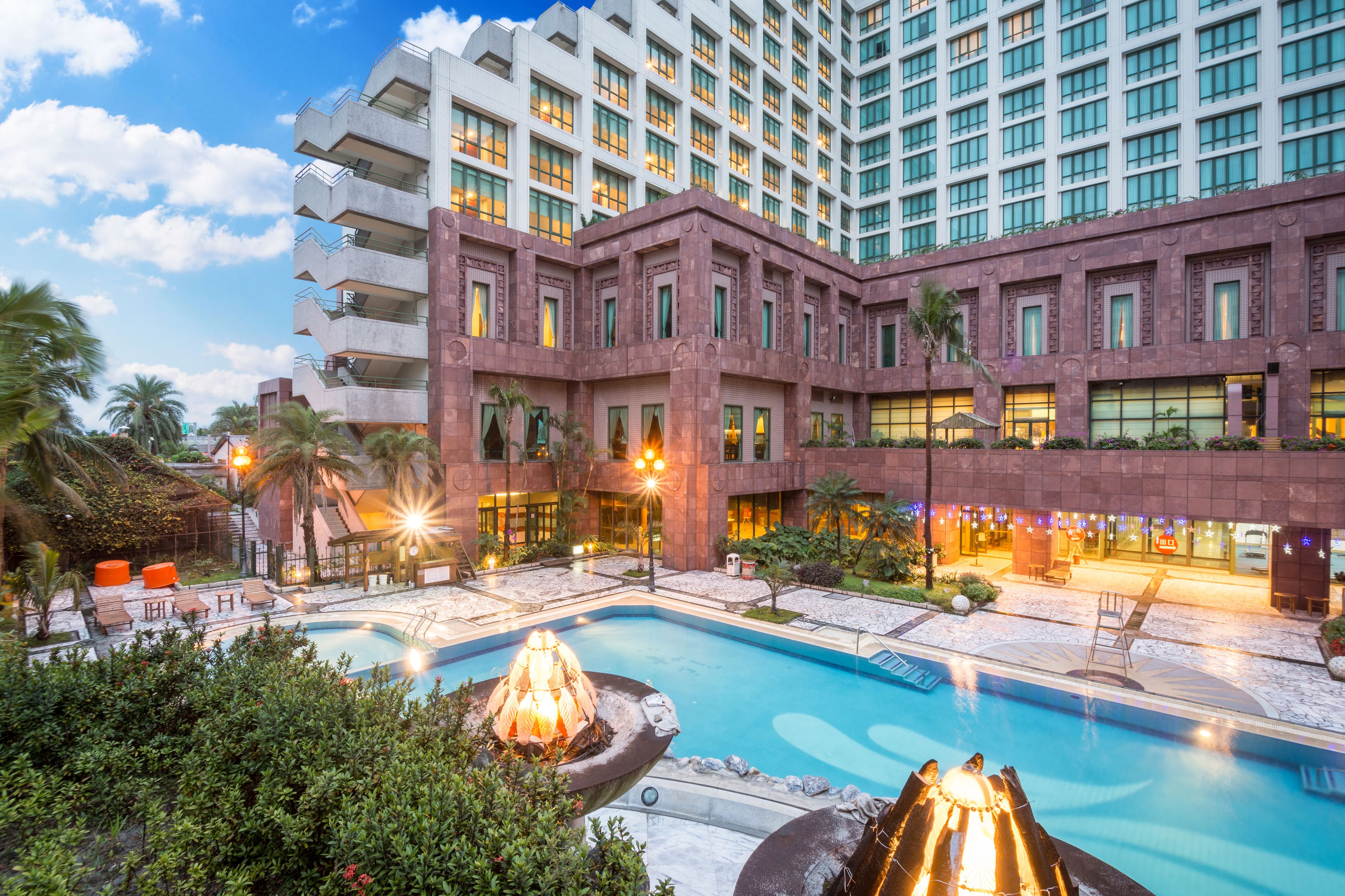 outdoor pool, open 8 am to 10 pm, pool loungers