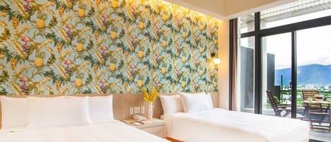 Habitación de hotel con dos camas, un ventanal con vistas a la ciudad y un papel tapiz de temática tropical.