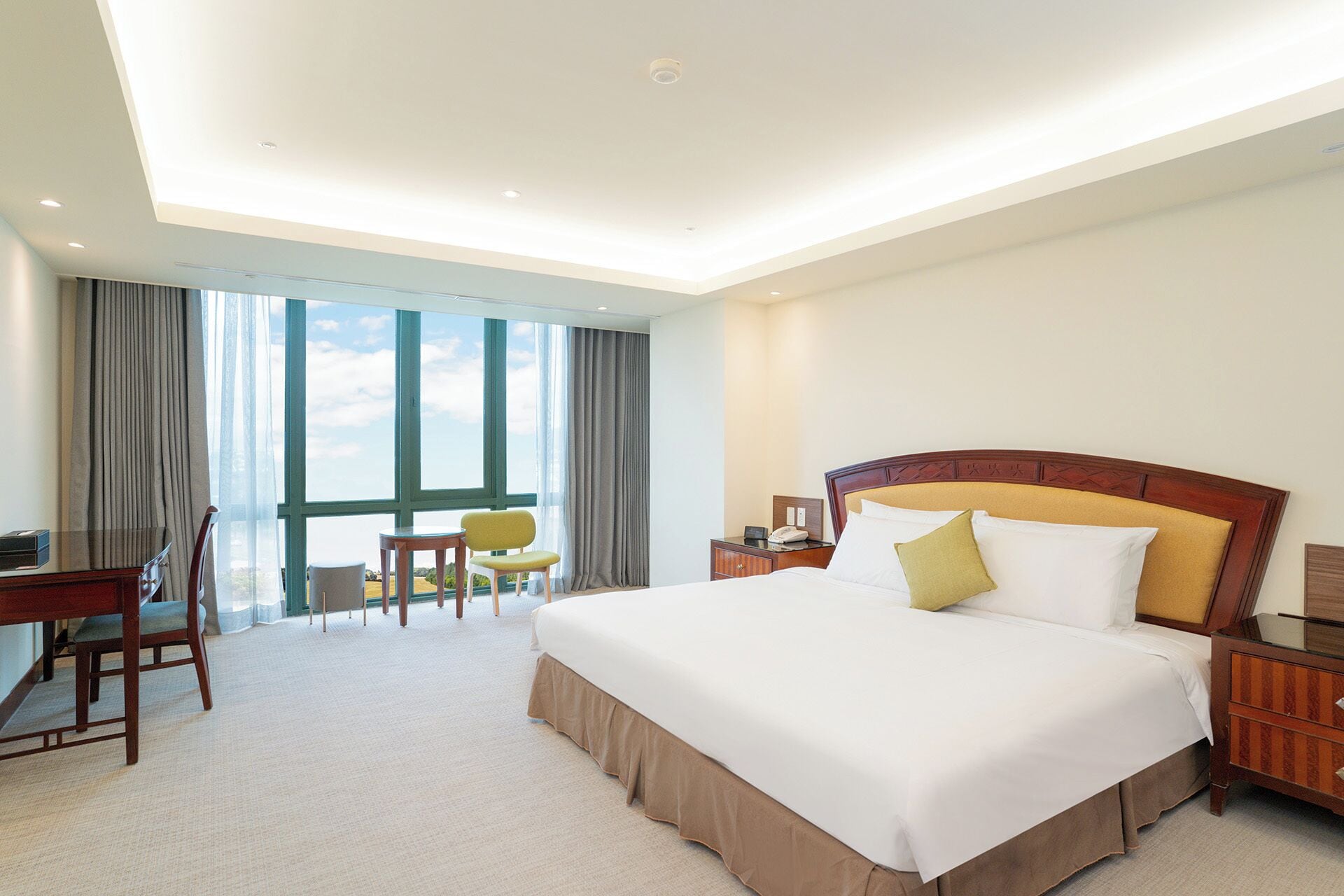 Deluxe Suite, 1 King Bed | Down comforters, free minibar, in-room safe, desk