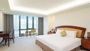 Deluxe Suite, 1 King Bed | Down comforters, free minibar, in-room safe, desk