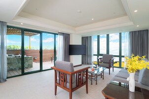 Deluxe Suite, 1 King Bed | Down comforters, free minibar, in-room safe, desk